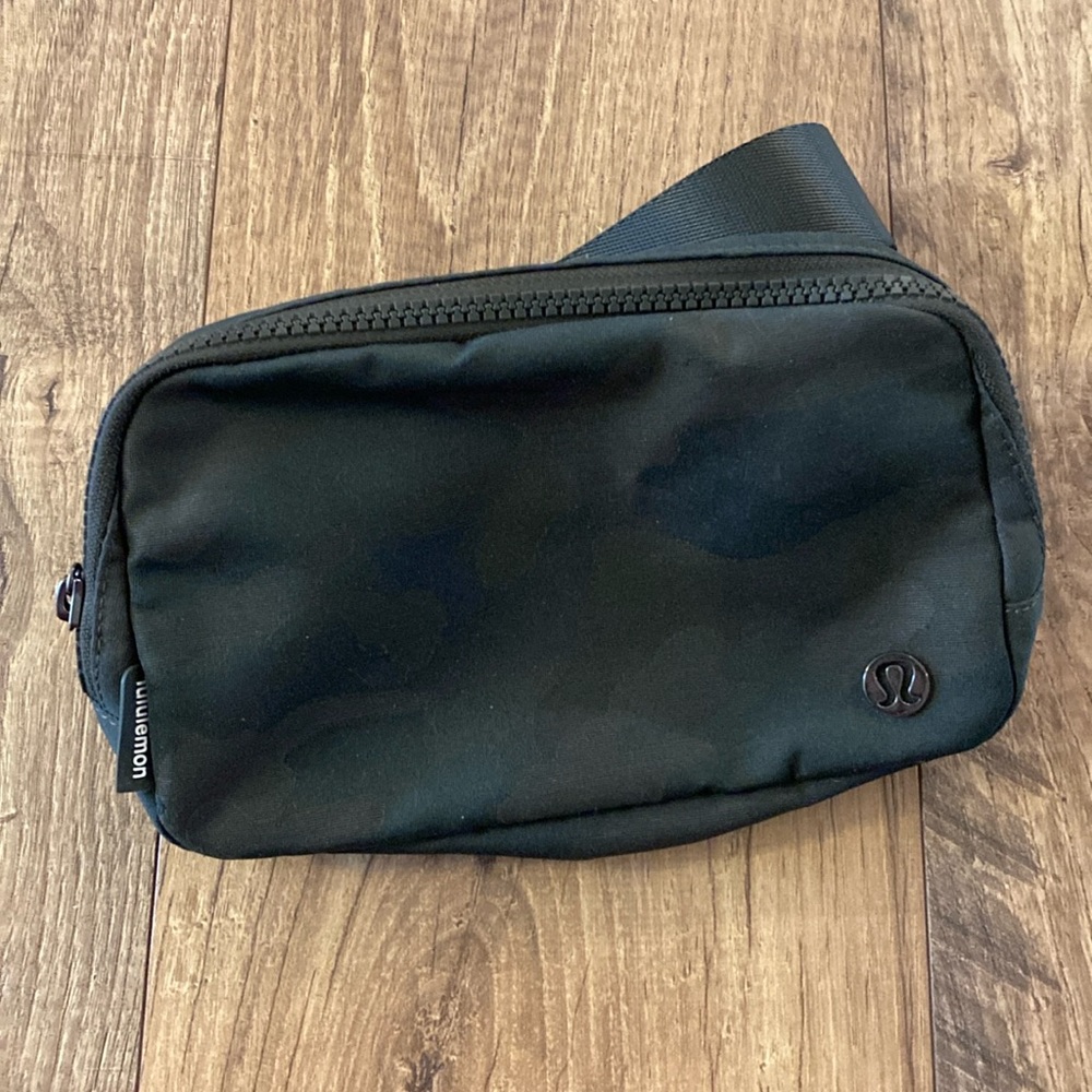 NWT Lulu Everywhere Belt Bag - green camo
